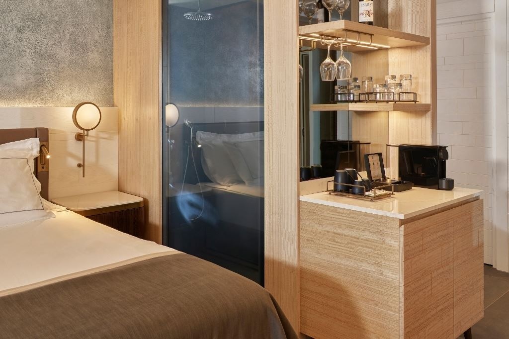 rooms-deluxe-room-side-sea-view