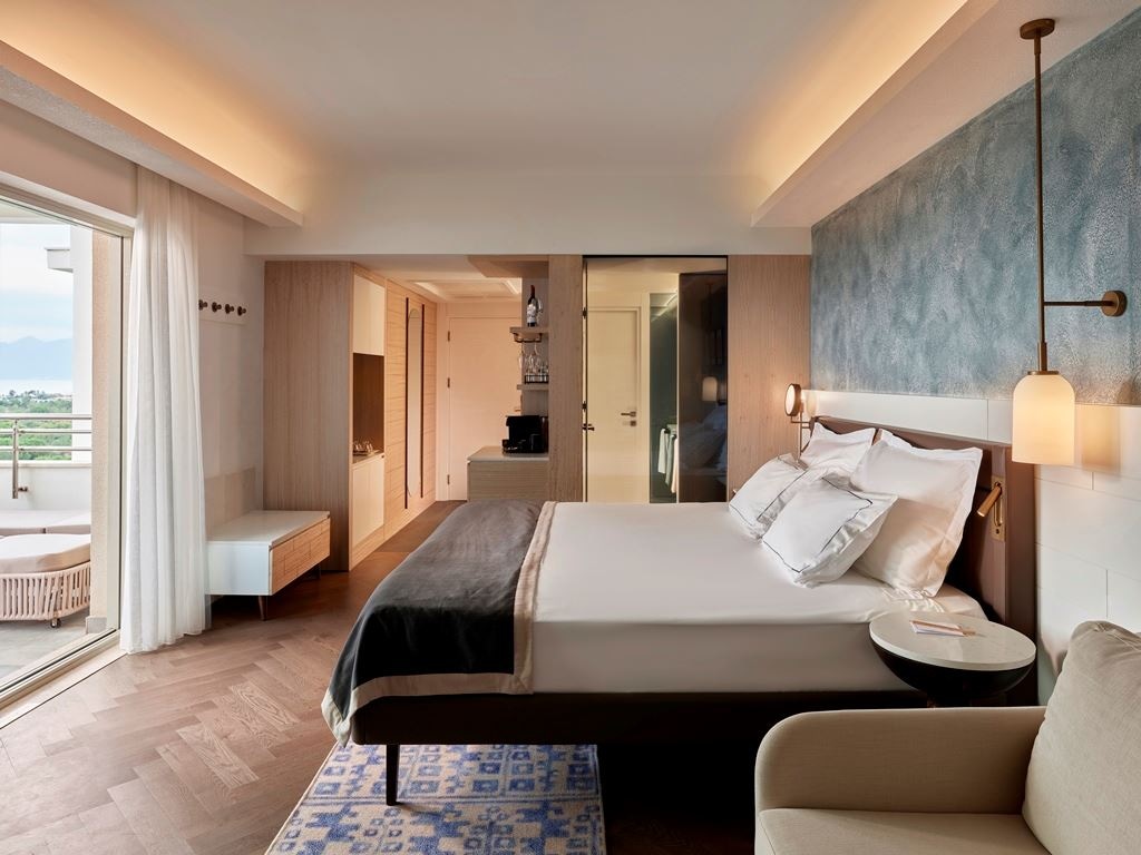 rooms-corner-suite-with-jacuzzi-and-sea-view