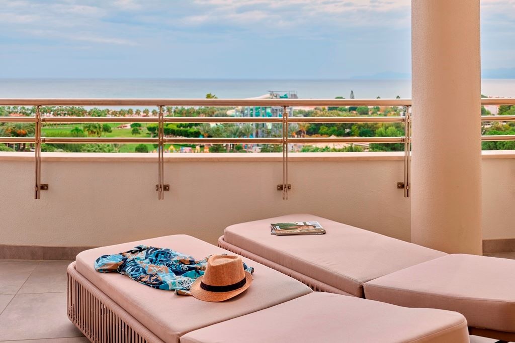 rooms-corner-suite-with-jacuzzi-and-sea-view