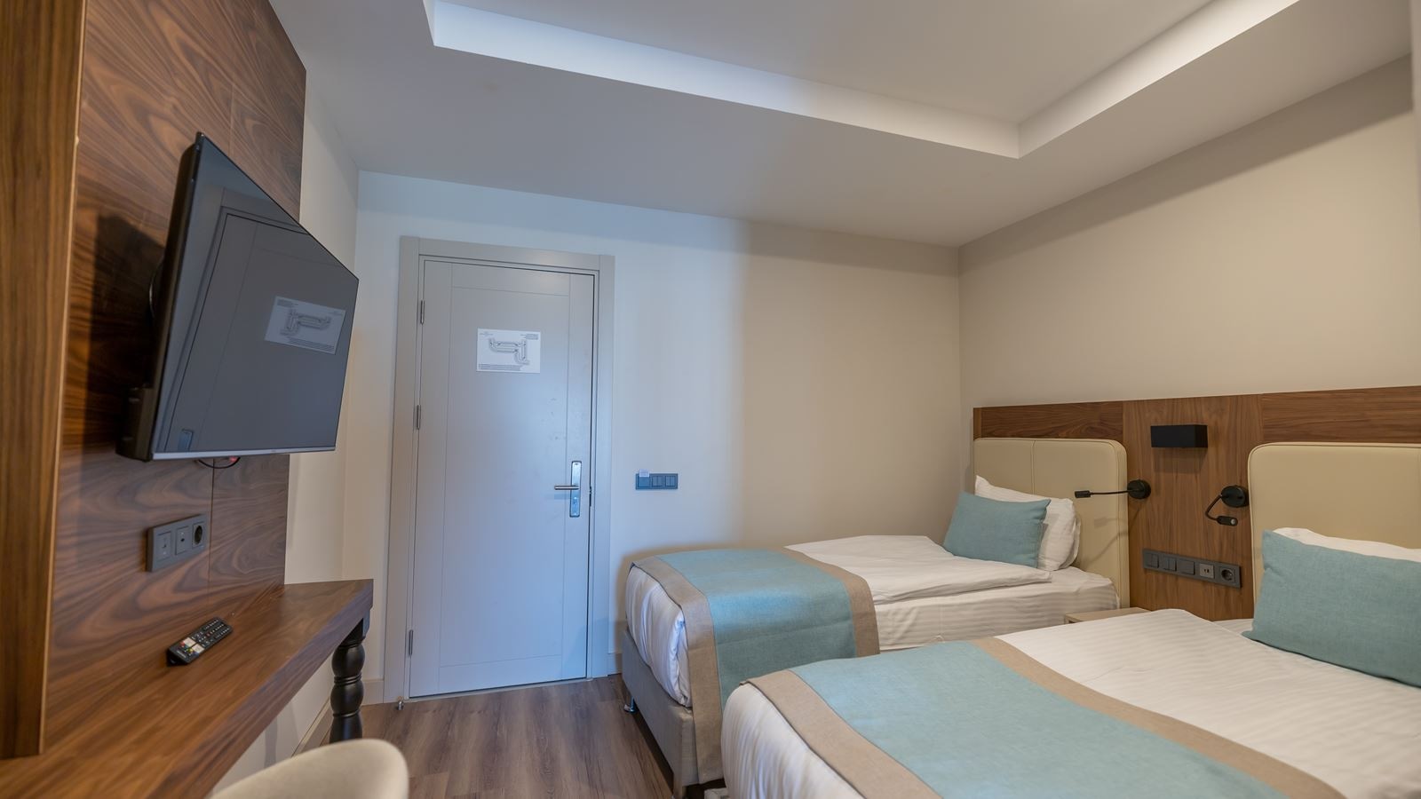 rooms-family-room-land-view-with-jacuzzi