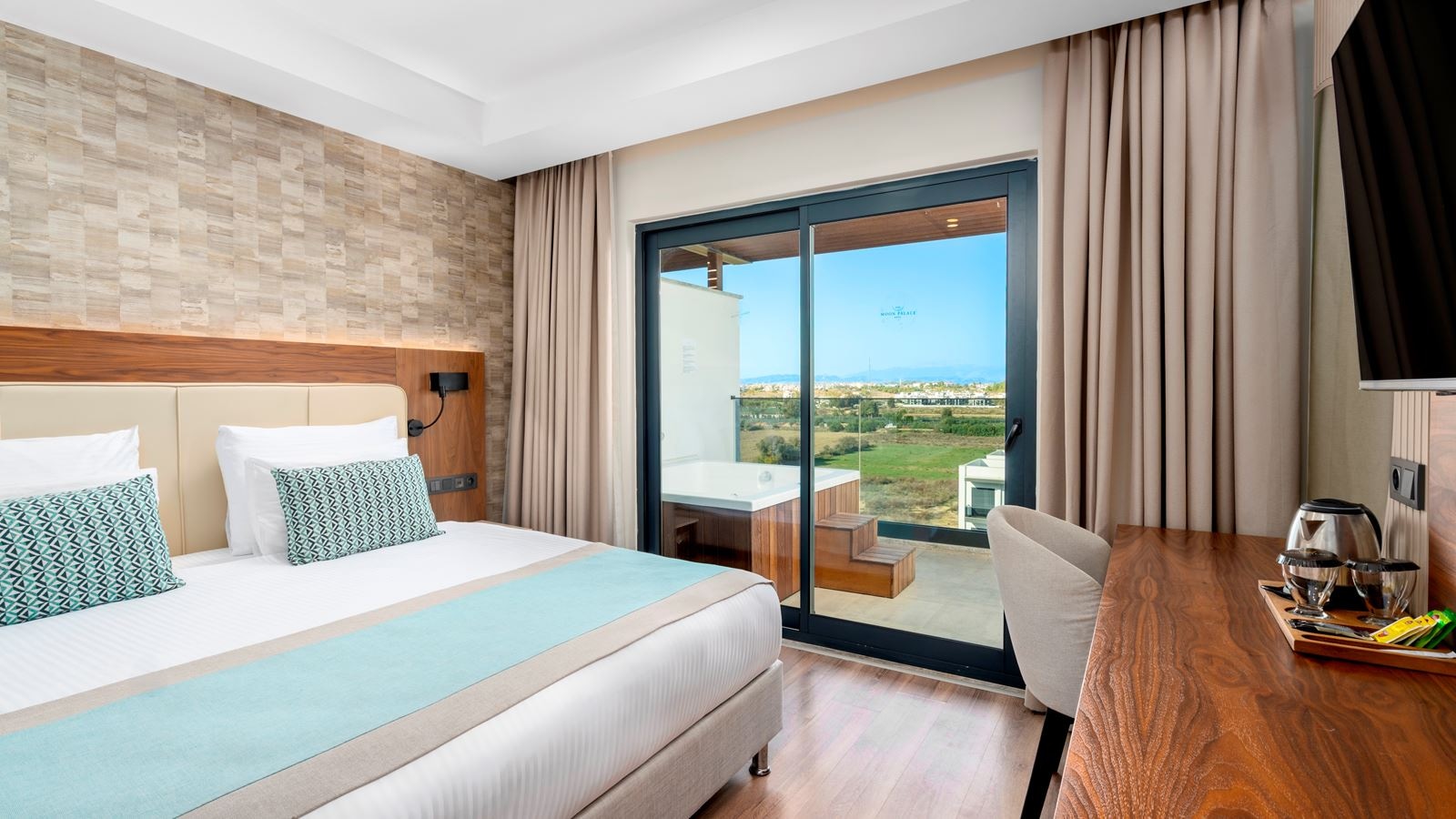 rooms-family-room-land-view-with-jacuzzi