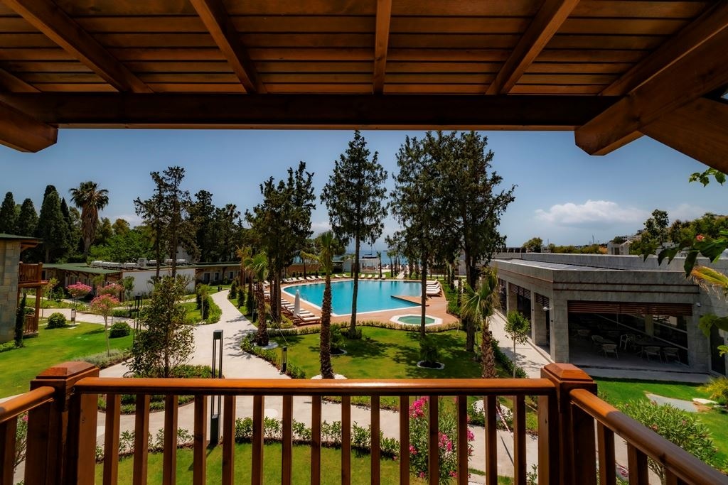 rooms-deluxe-room-partial-sea--pool-view