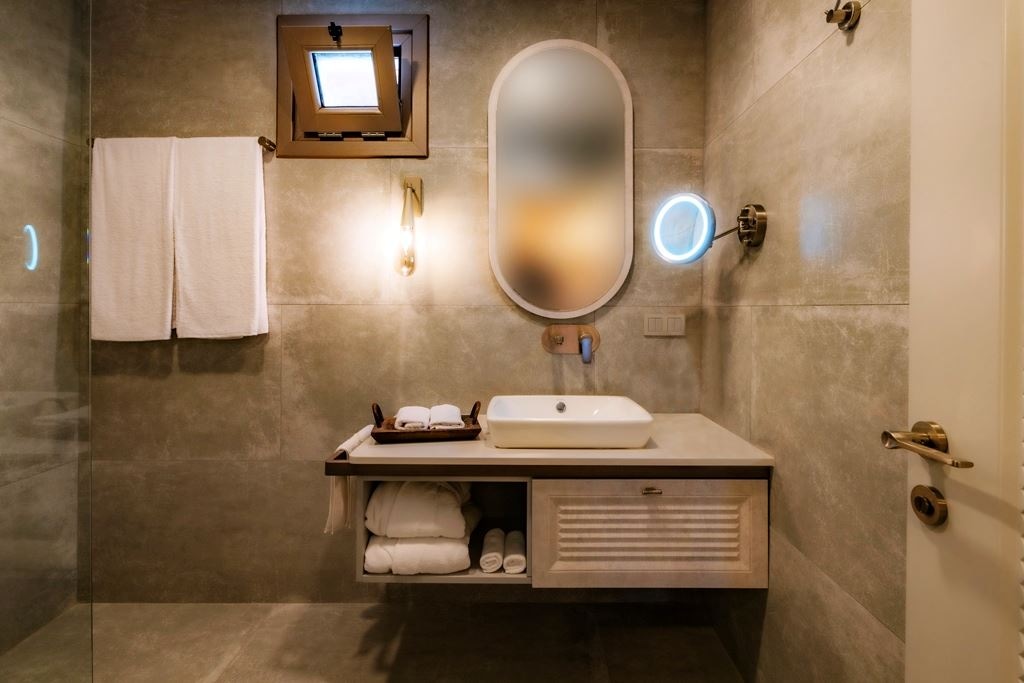 rooms-deluxe-room-partial-sea--pool-view