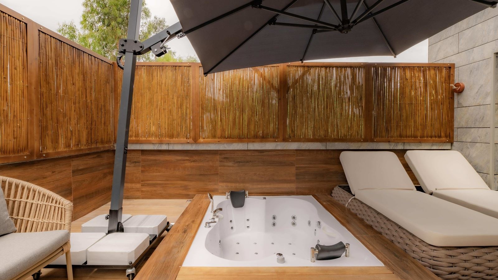 rooms-junior-suite-private-terrace-with-jacuzzi