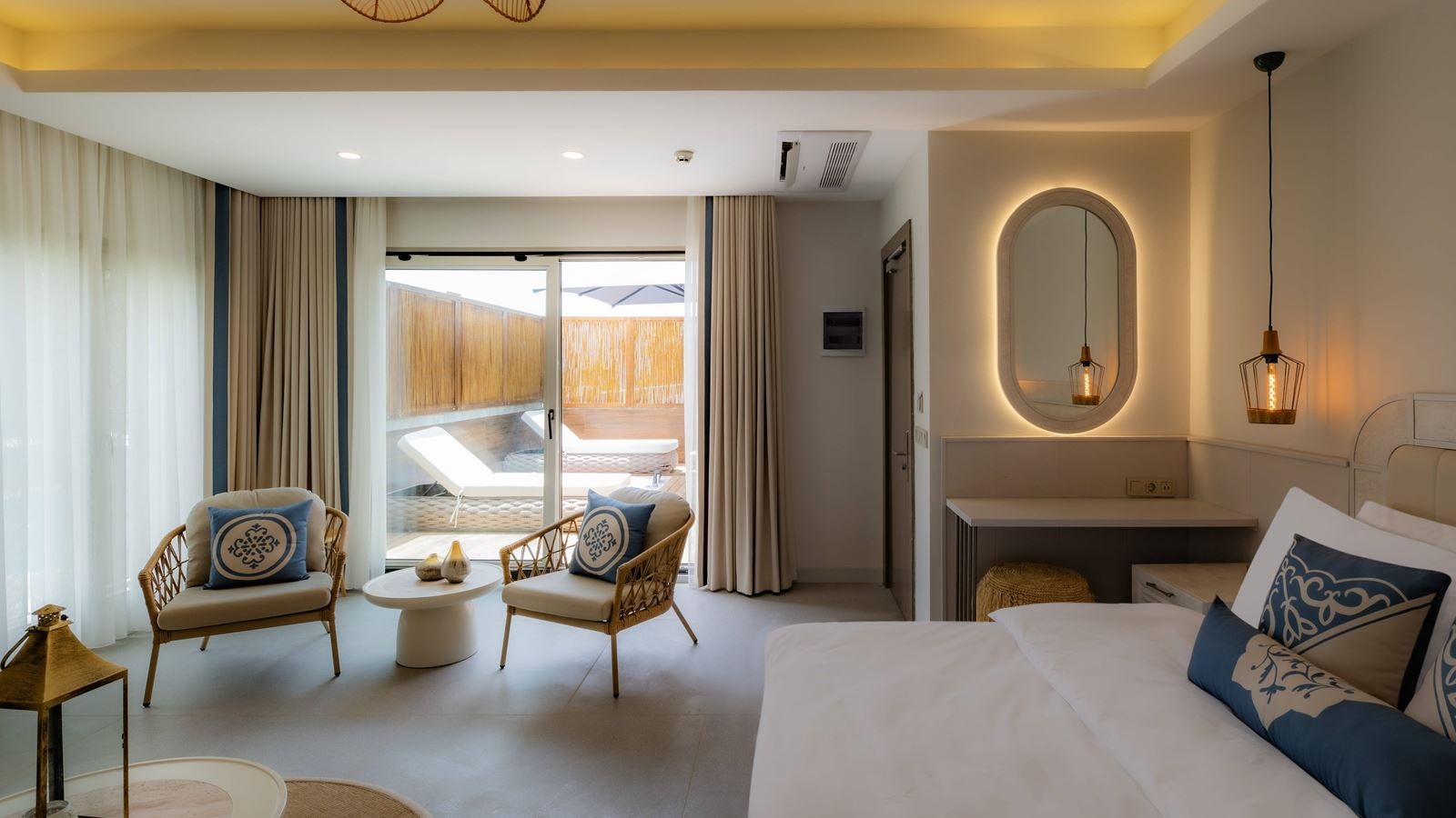 rooms-junior-suite-private-terrace-with-jacuzzi