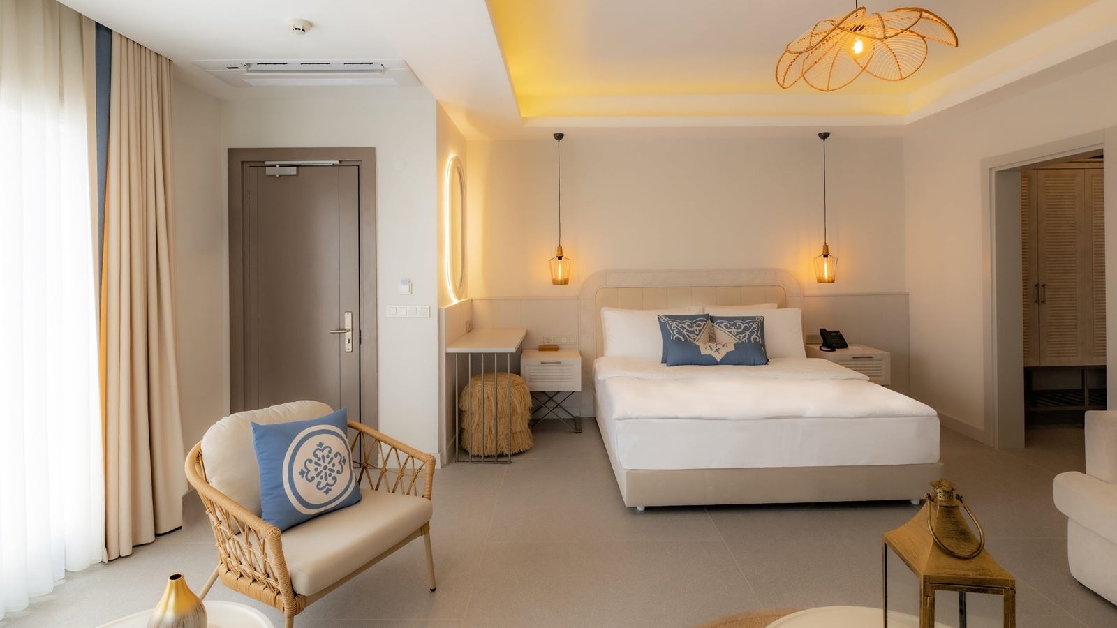 rooms-junior-suite-private-terrace-with-jacuzzi