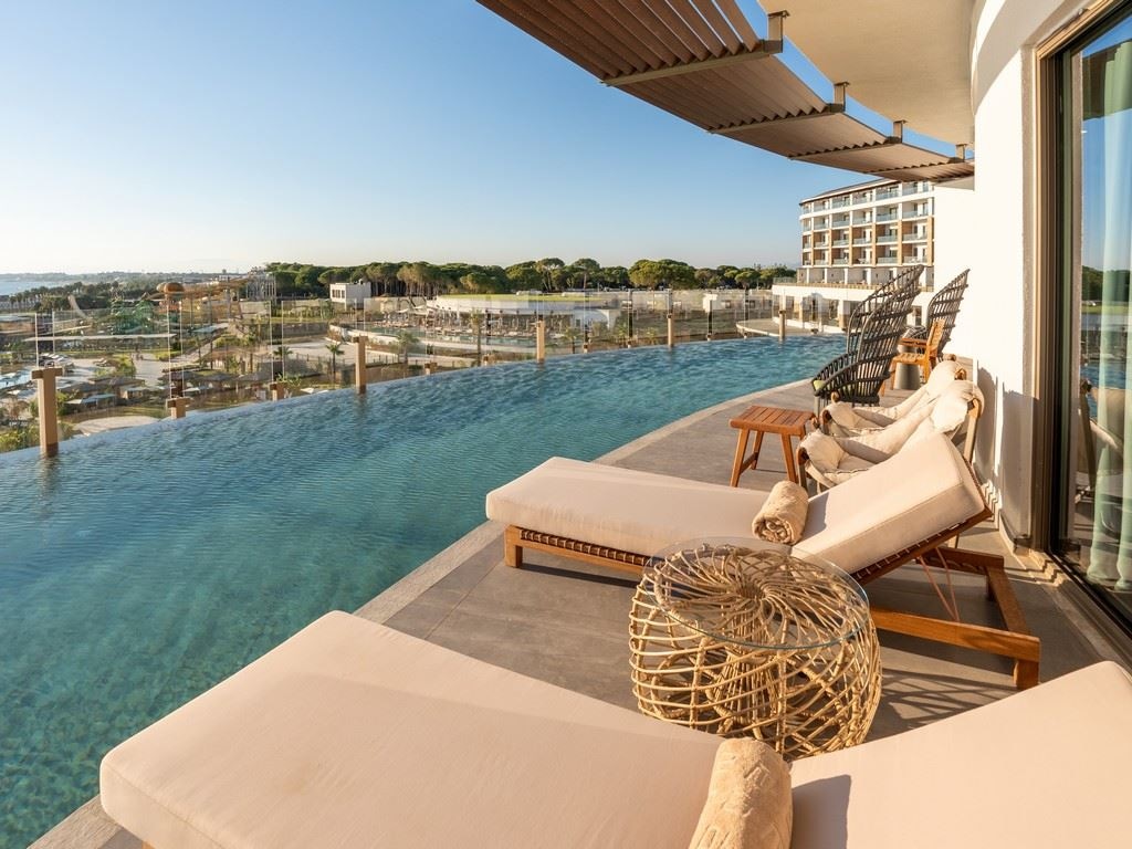 rooms-corner-swim-up-suite-infinity-sea-view