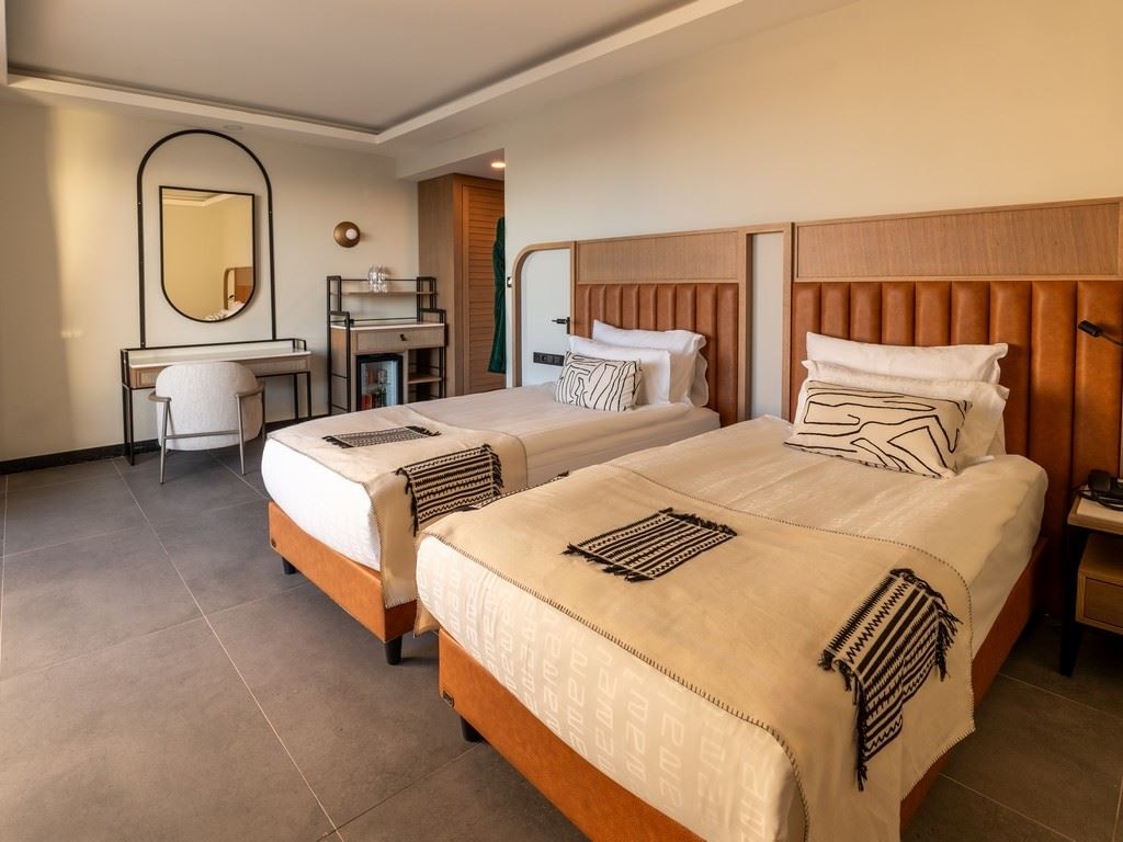 rooms-corner-swim-up-suite-infinity-sea-view