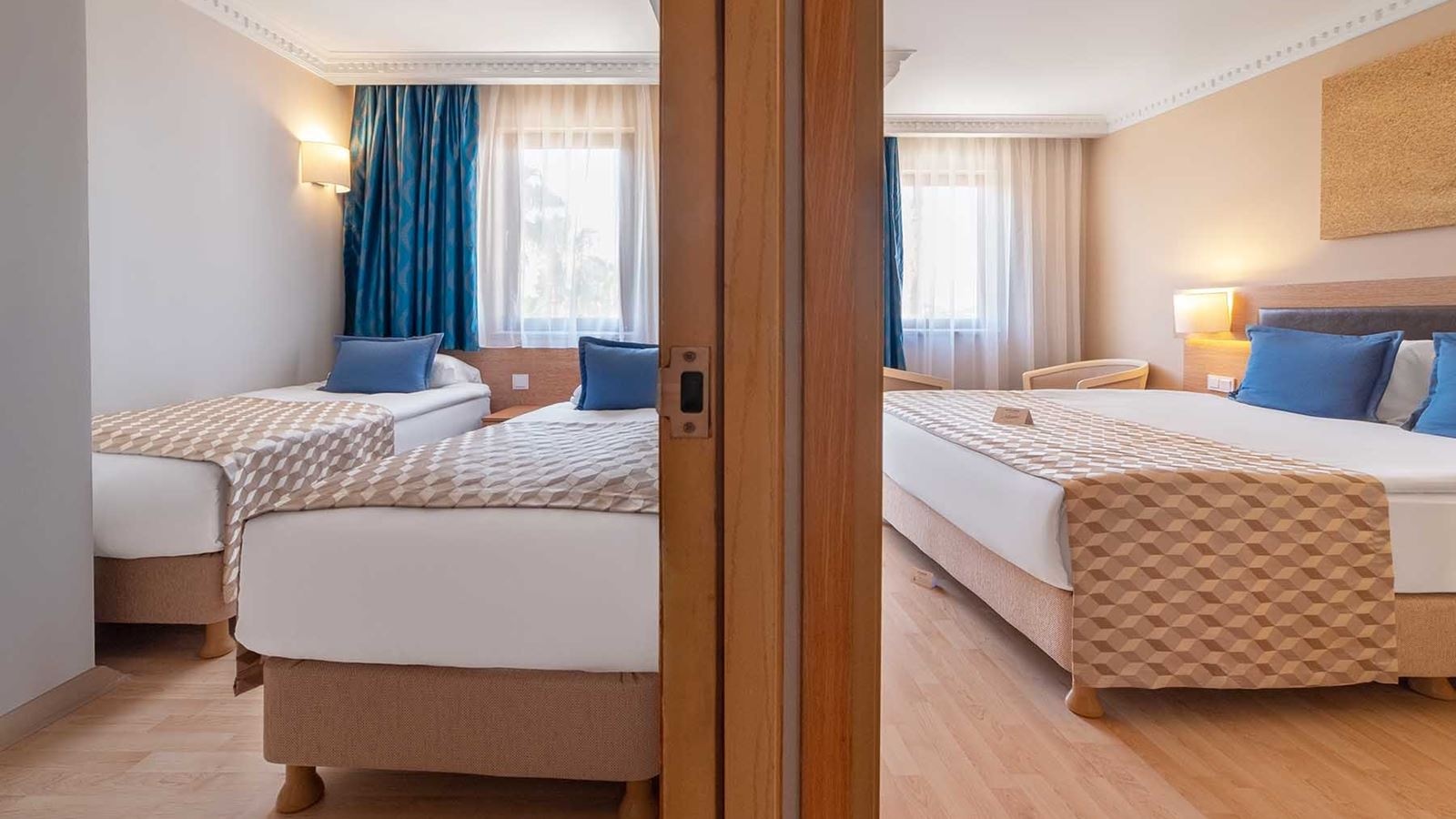 rooms-family-room-pool-view