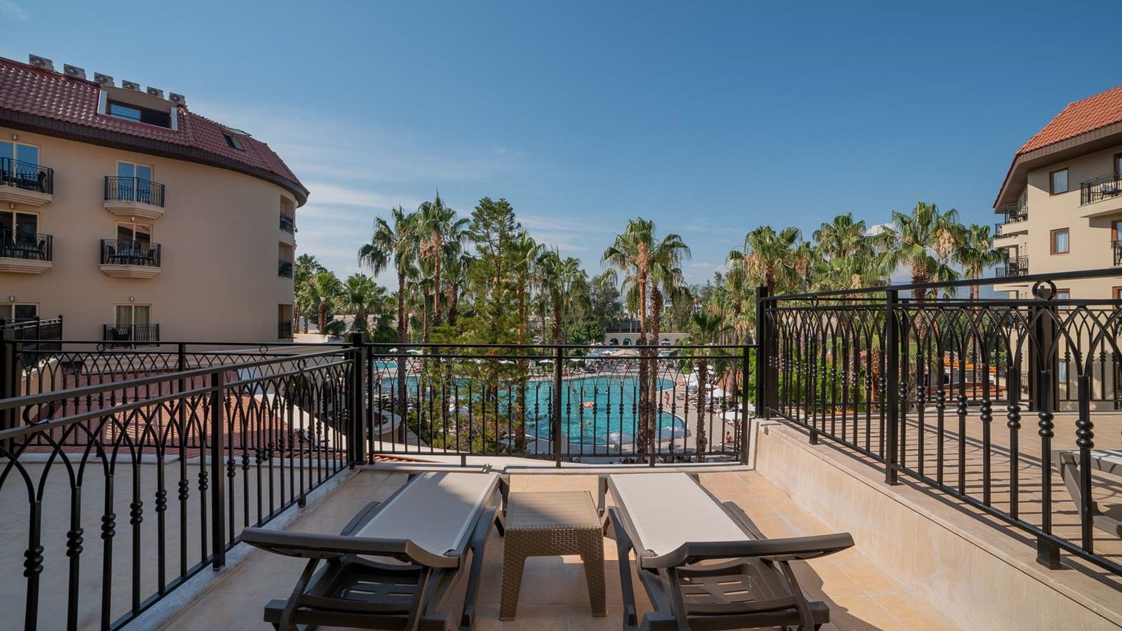 rooms-superior-room-pool-view