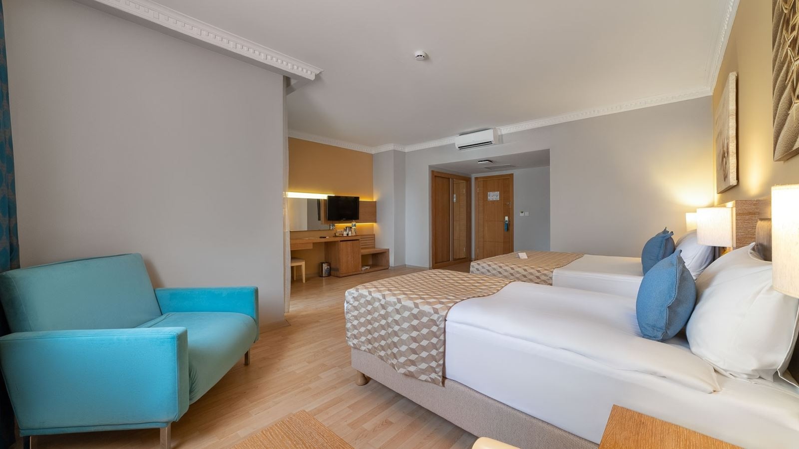 rooms-superior-room-land-view