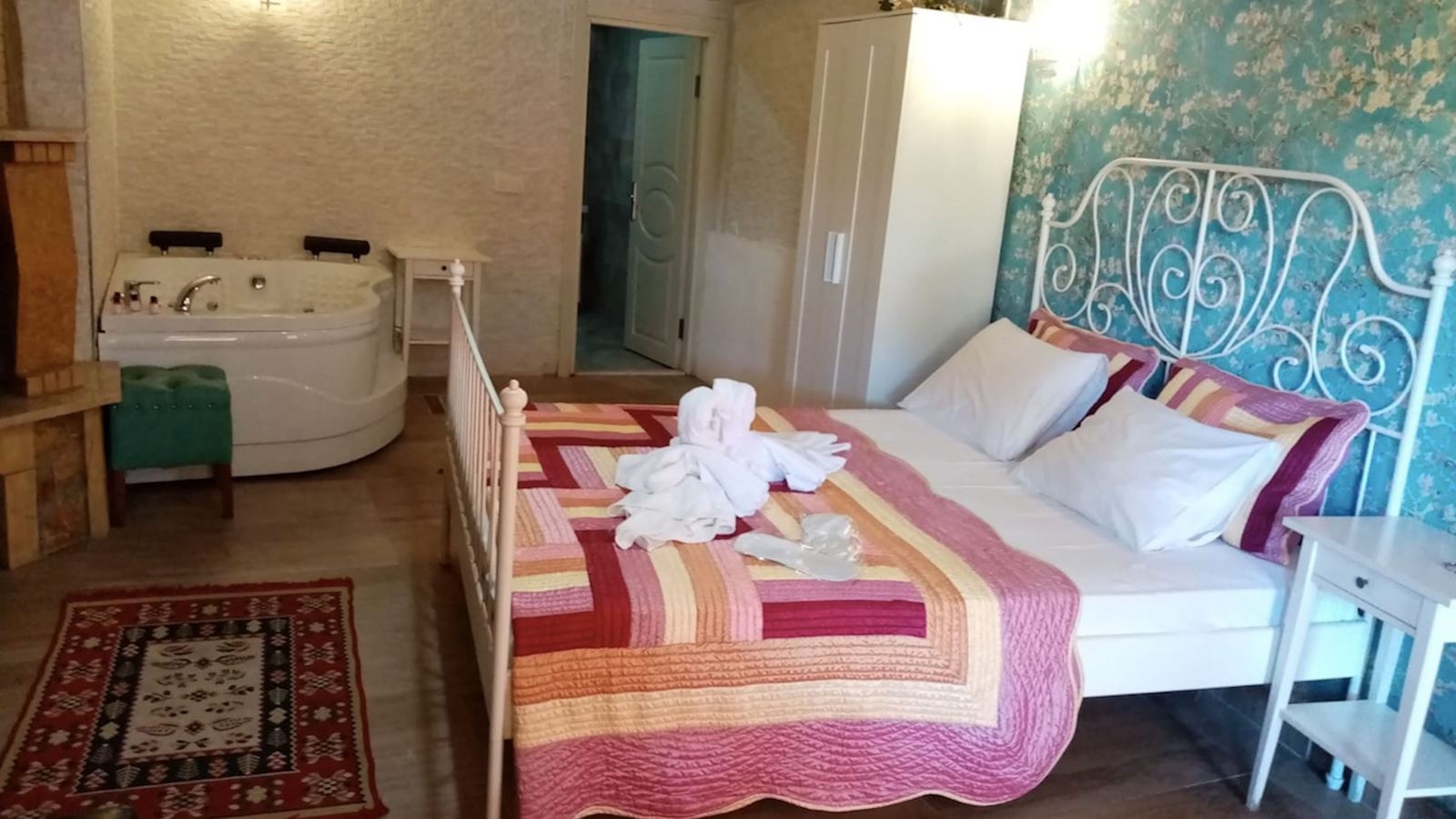 rooms-luxury-suite-with-jacuzzi-fireplace