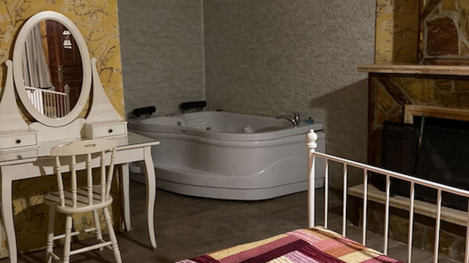 rooms-luxury-suite-with-jacuzzi-fireplace