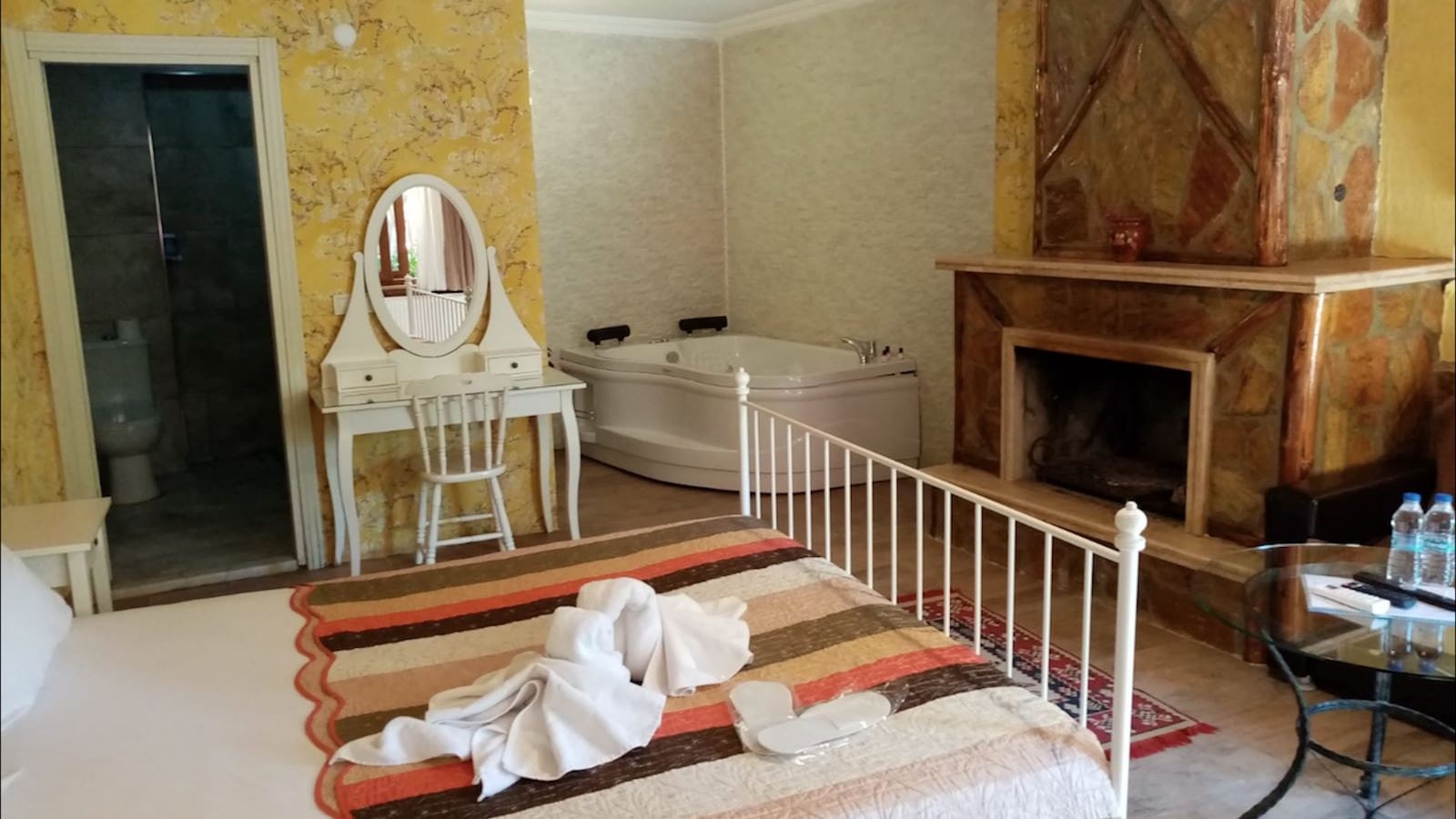 rooms-luxury-suite-with-jacuzzi-fireplace