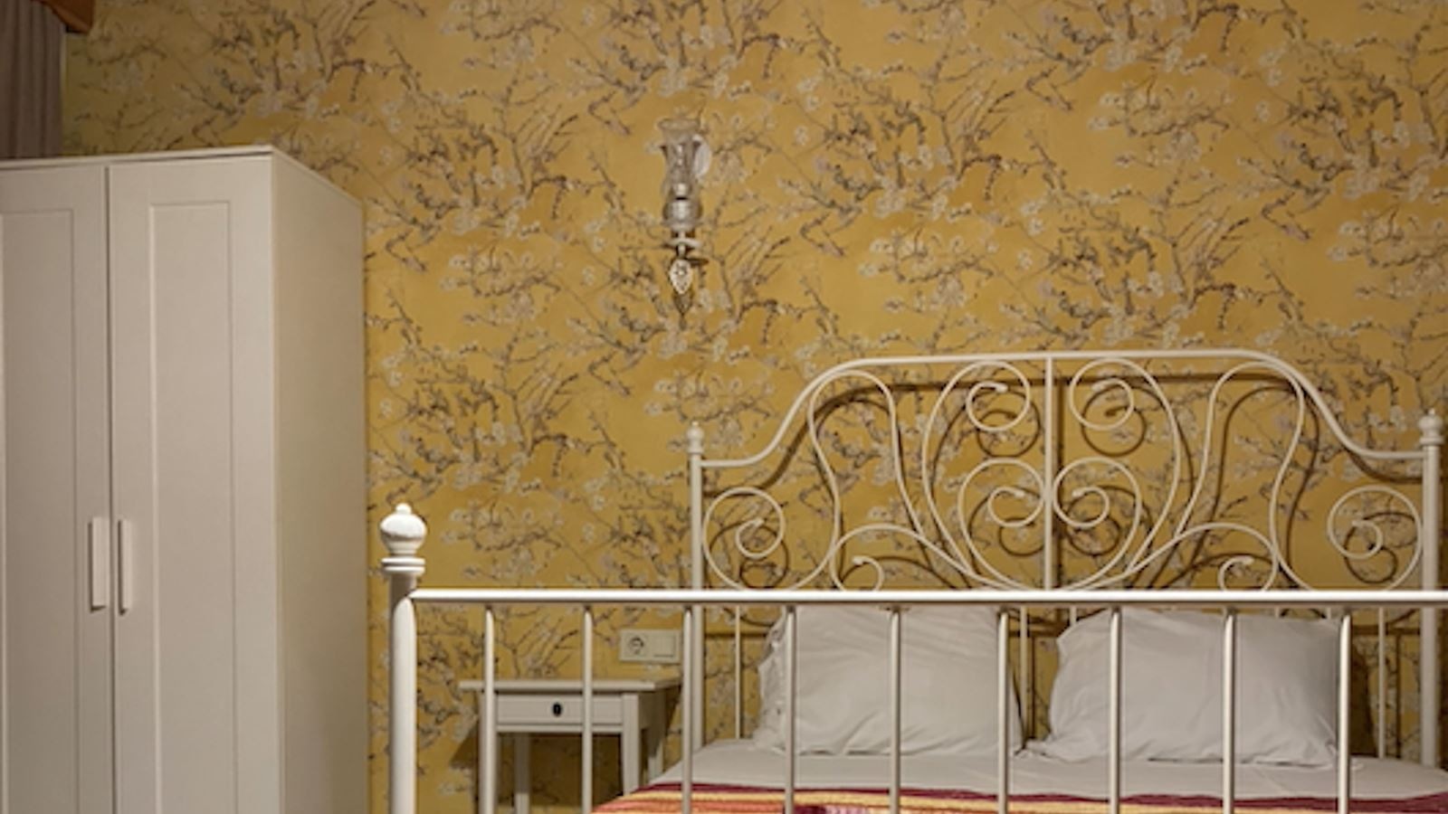 rooms-luxury-suite-with-jacuzzi-fireplace