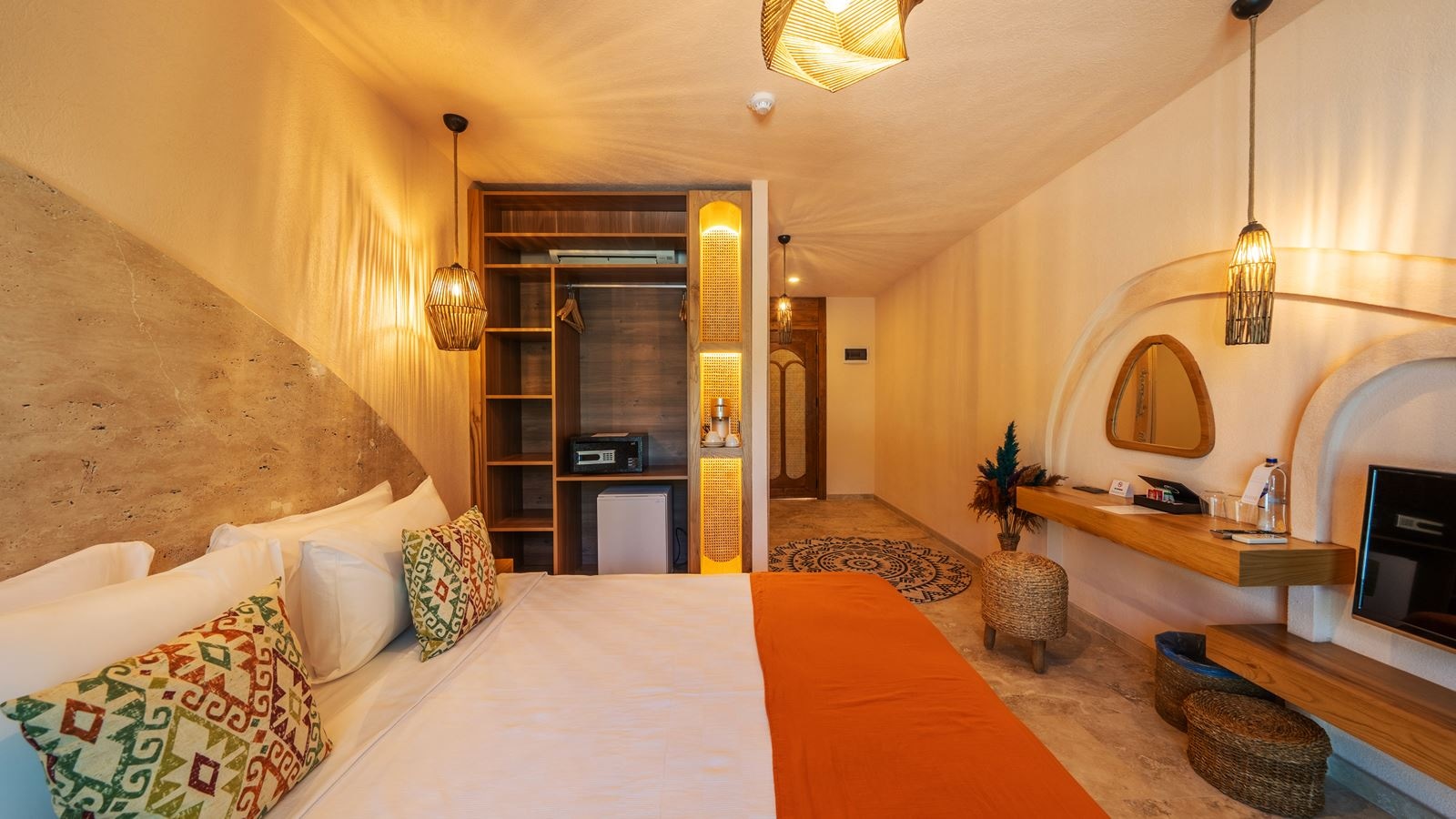 rooms-deluxe-room-with-partial-sea-view