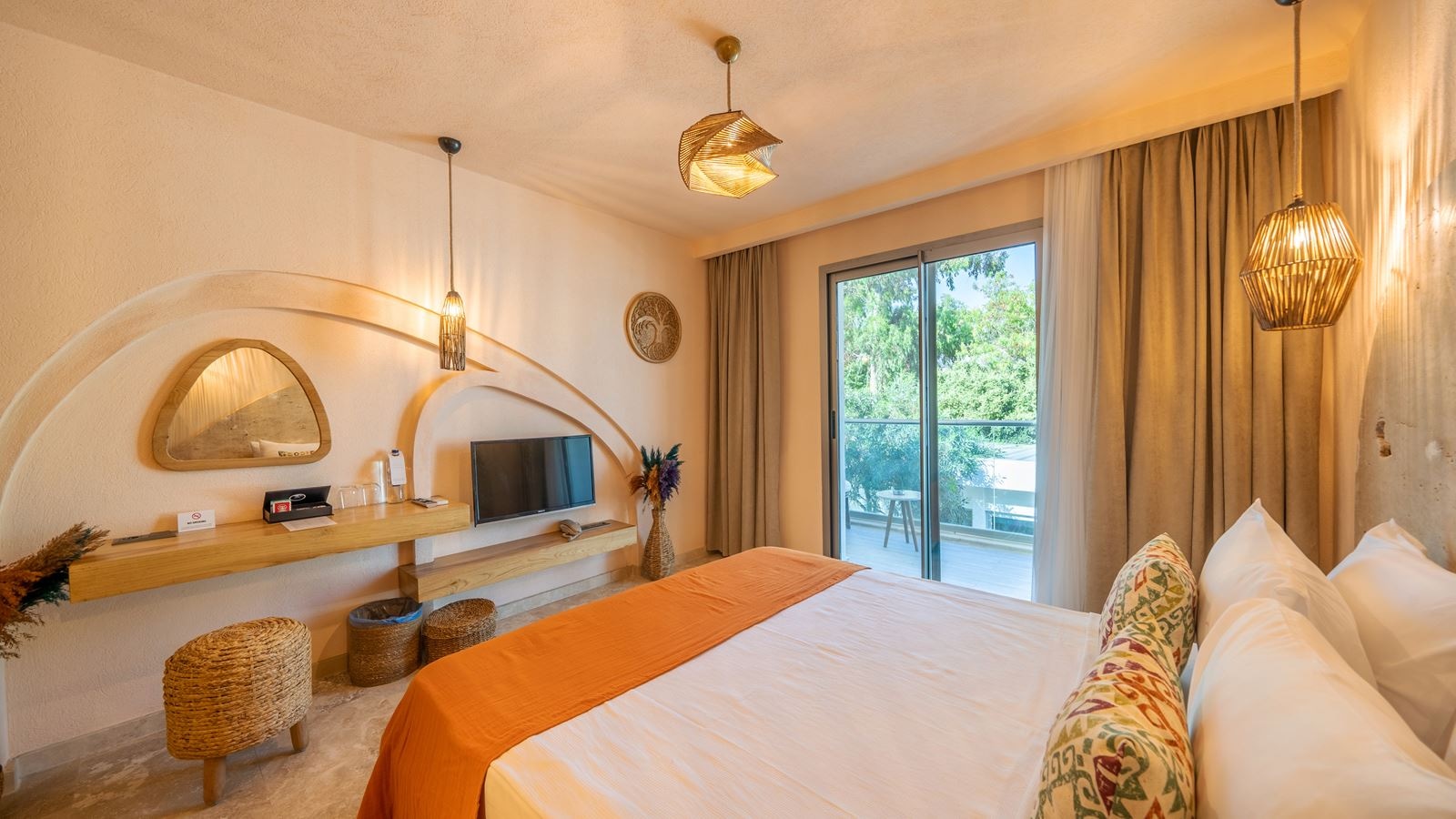 rooms-deluxe-room-with-partial-sea-view