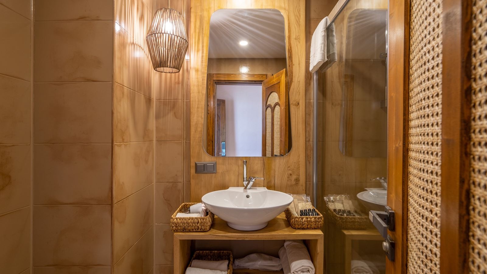 rooms-1-bedroom-suite-with-sea-view