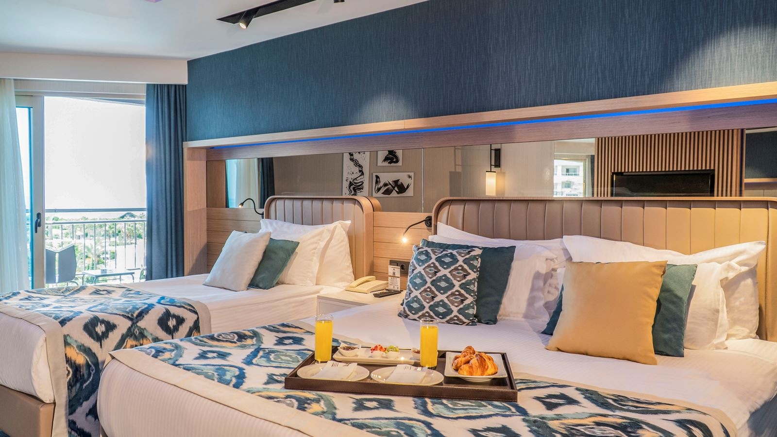 rooms-superior-standard-room-sea-view-with-balcony