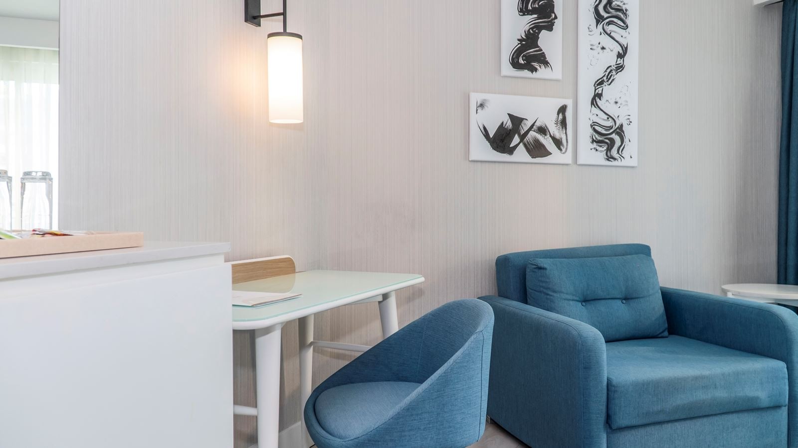 rooms-superior-standard-room-sea-view-with-balcony