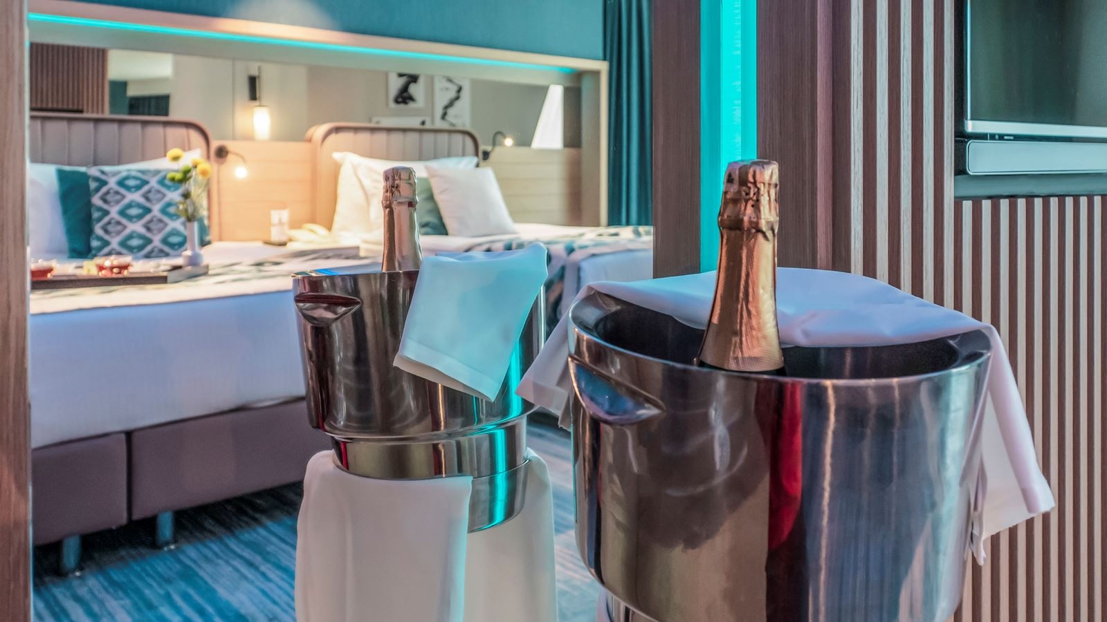 rooms-superior-standard-room-sea-view-with-balcony