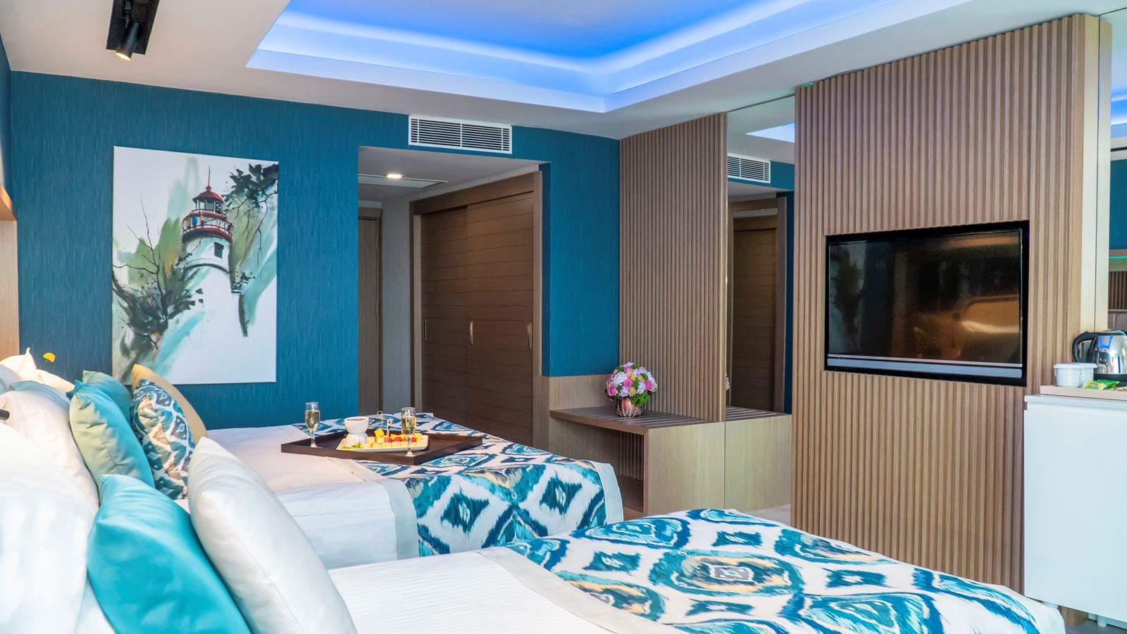 rooms-superior-standard-room-sea-view-with-balcony