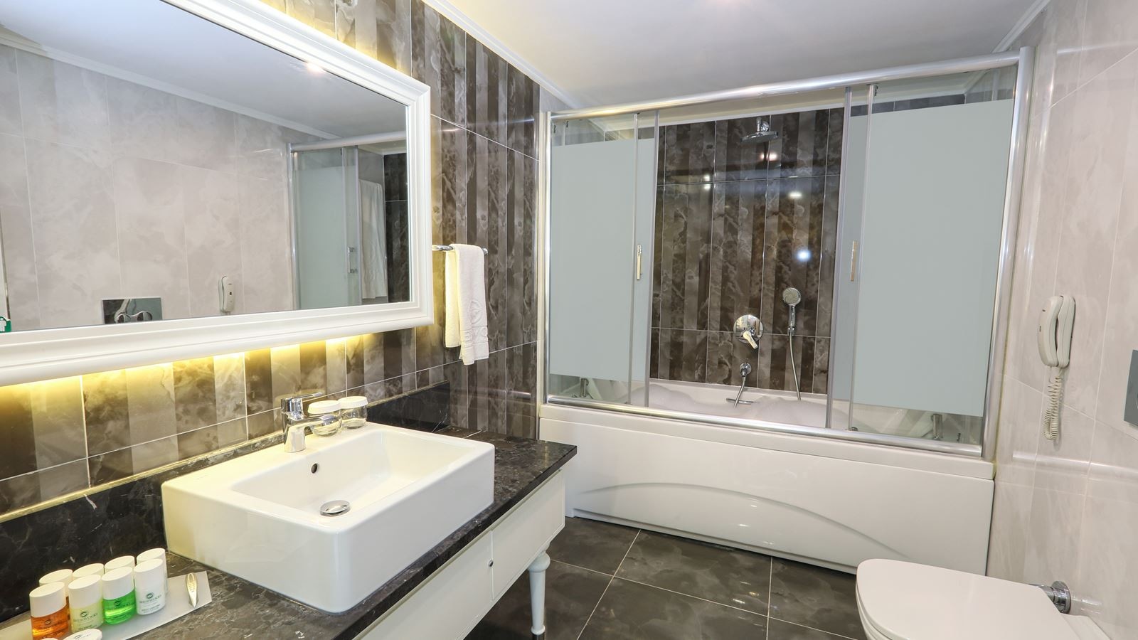 rooms-jacuzzi-suite-room