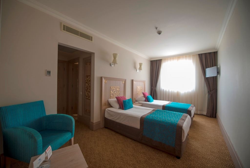 rooms-family-room-land-view-2-bedrooms