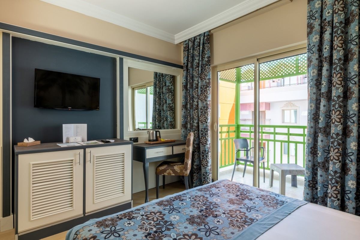 rooms-family-room-land-view