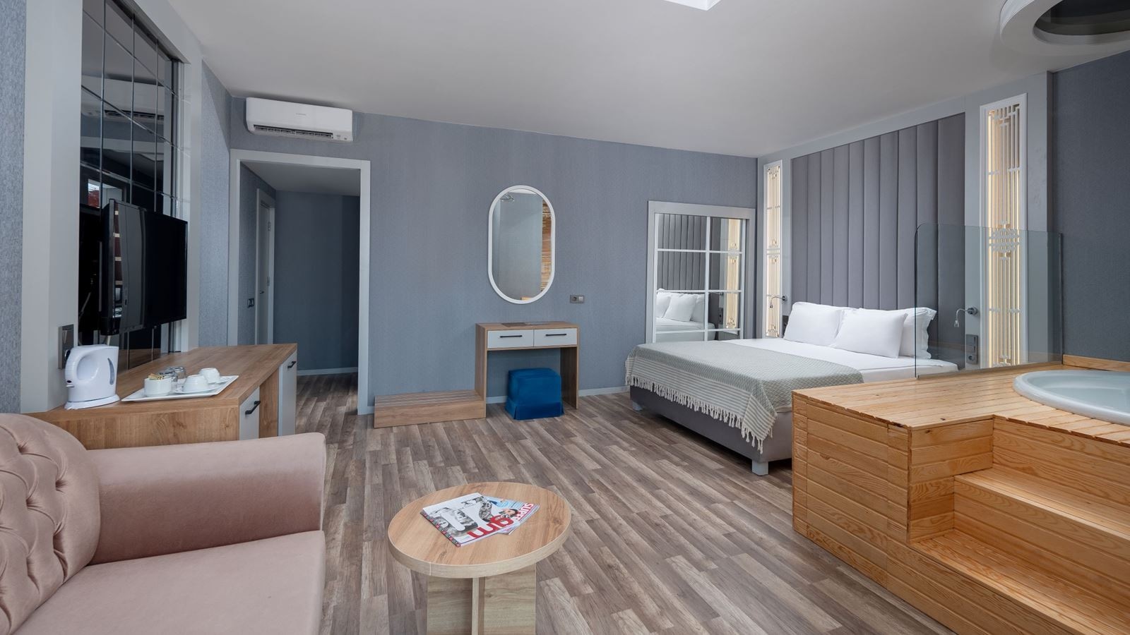 rooms-junior-suite-seapool-view--jacuzzi