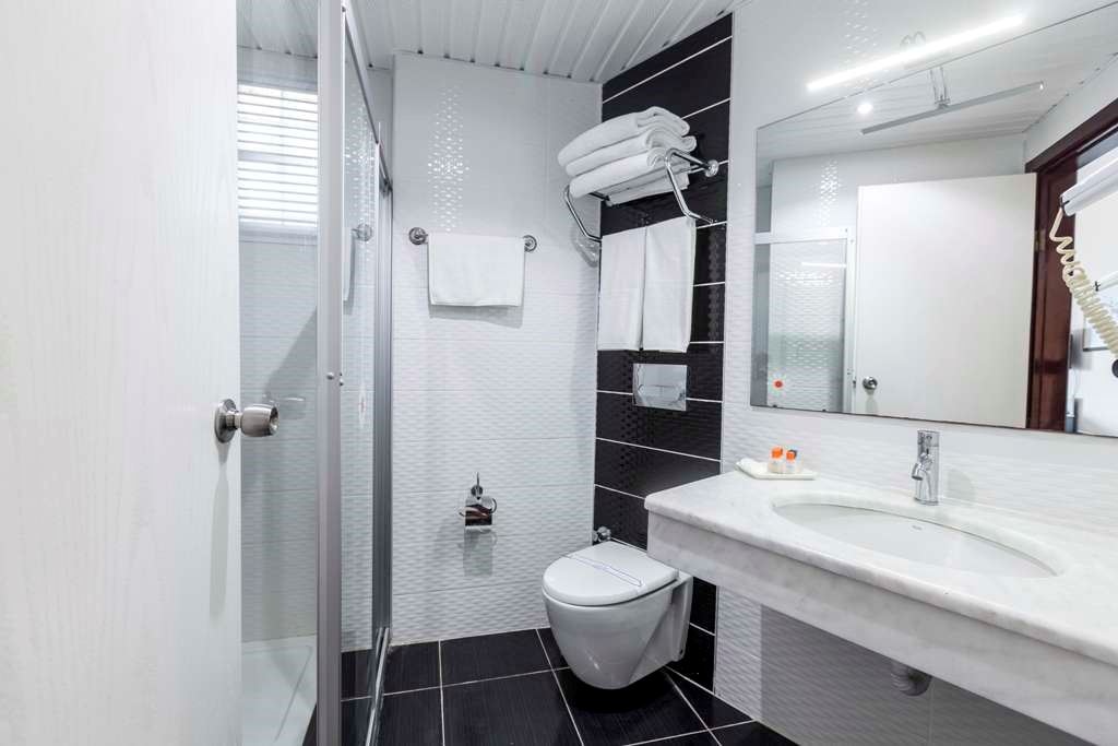 rooms-anex-building-land-view