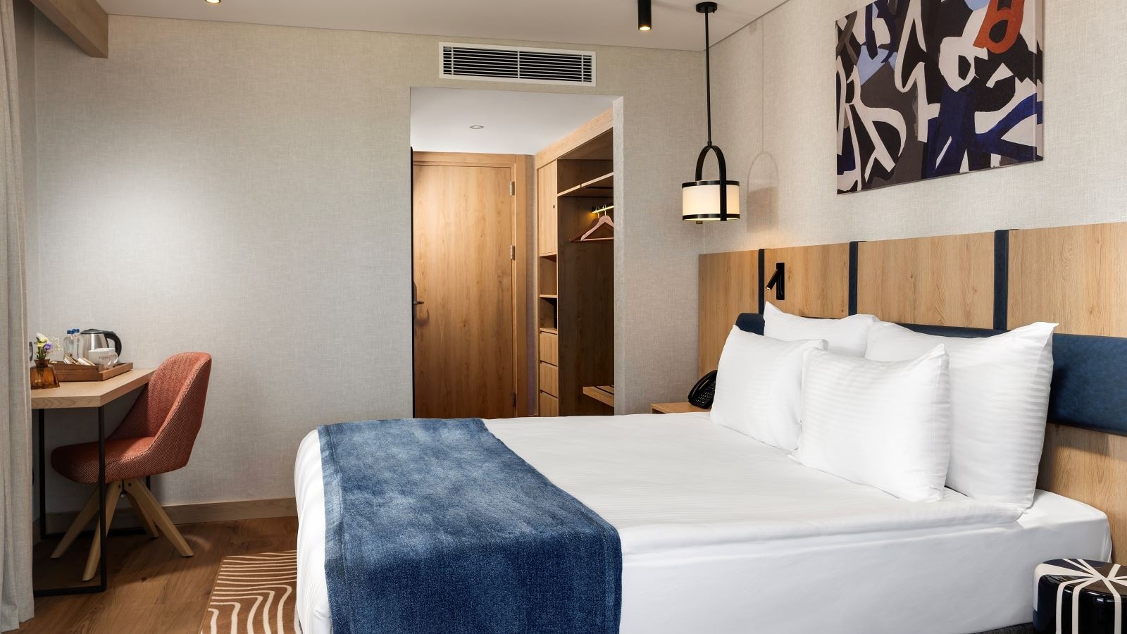 rooms-trendy-queen-room