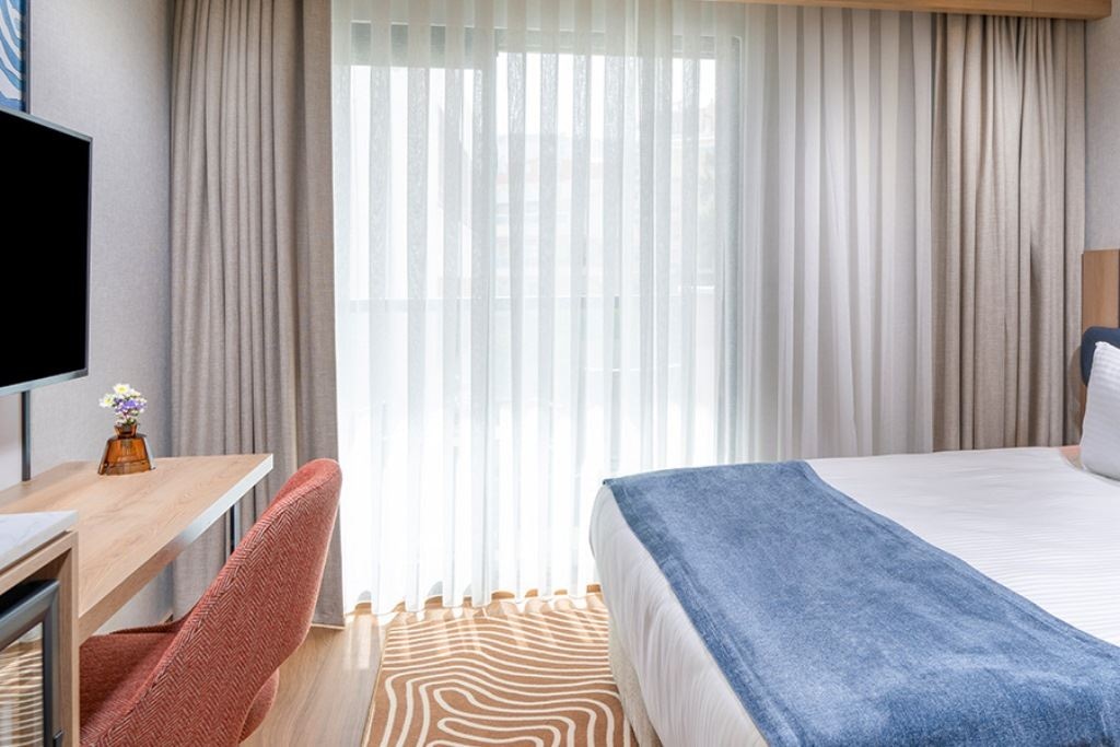 rooms-trendy-queen-room