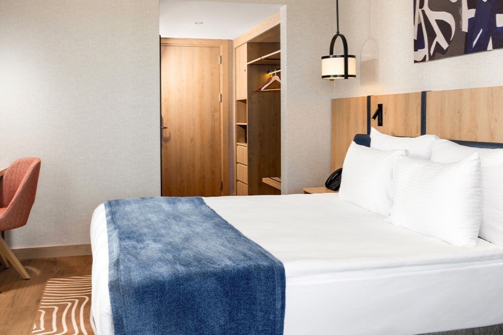 rooms-trendy-queen-room-with-seaview