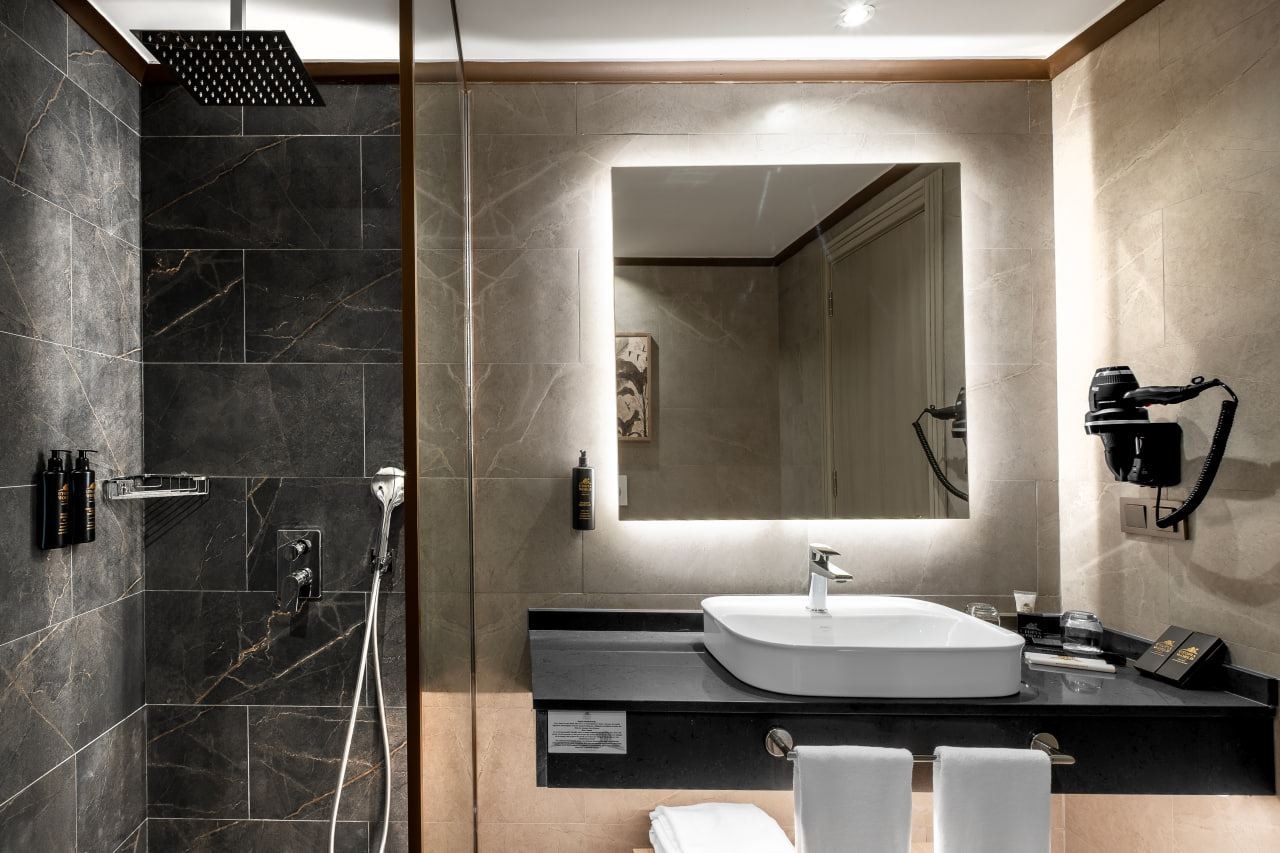 rooms-corner-suite-room