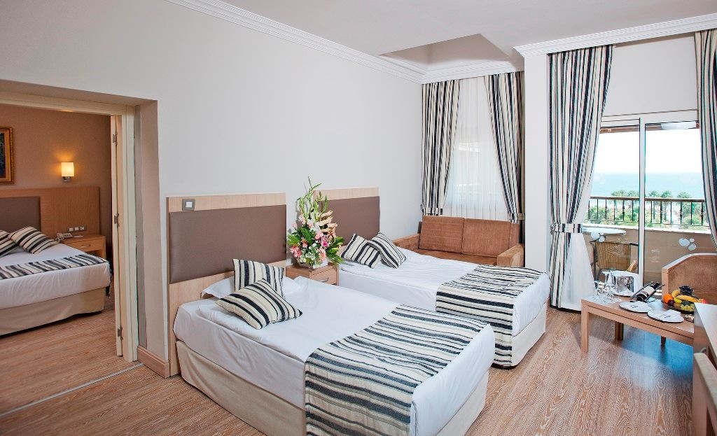 rooms-family-room-land-view