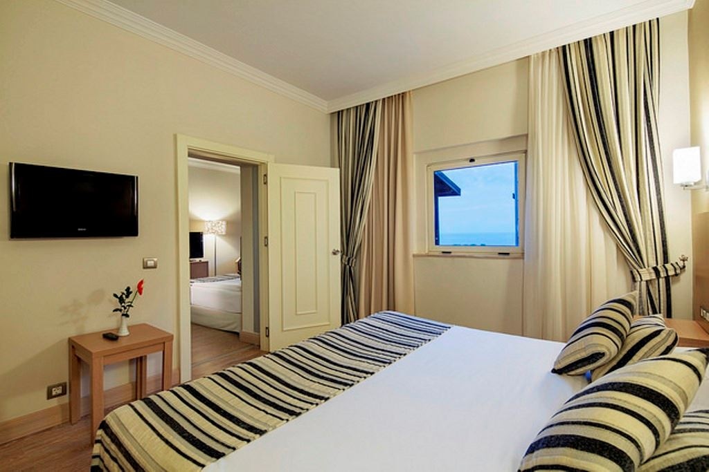 rooms-family-room-land-view