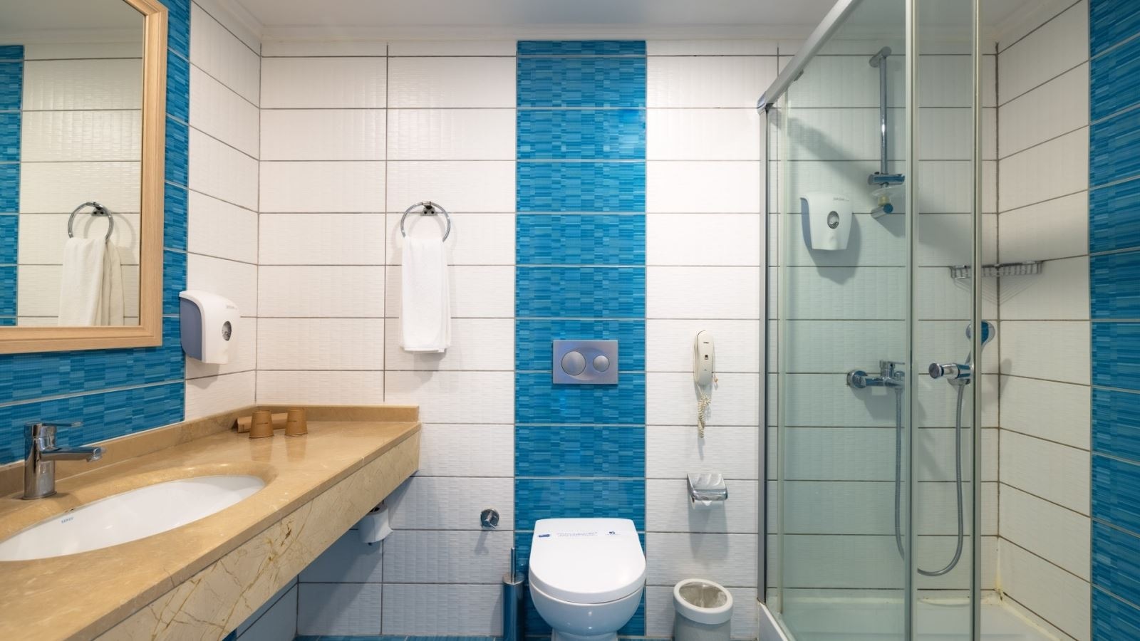 rooms-family-room-land-view