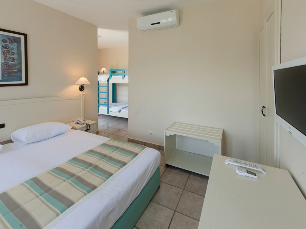 rooms-club-junior-family-room-with-bunkbed