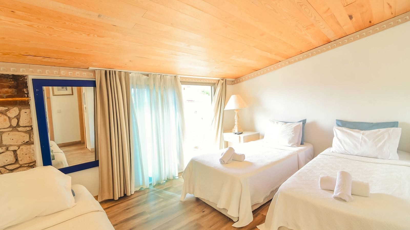 rooms-comfort-oda-triple-kara-veya-havuz-manzarali-balkonlu