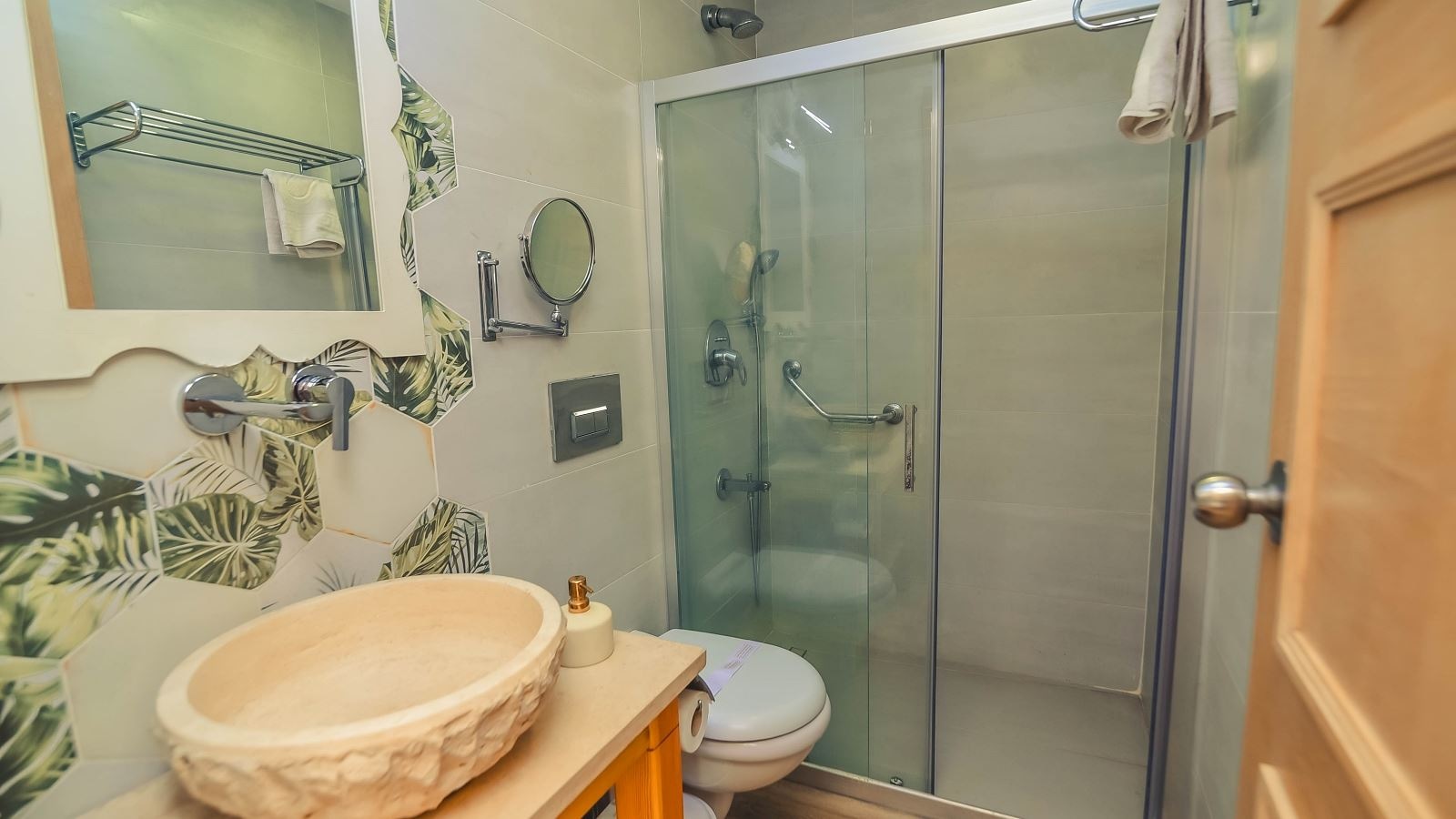 rooms-comfort-oda-triple-kara-veya-havuz-manzarali-balkonlu