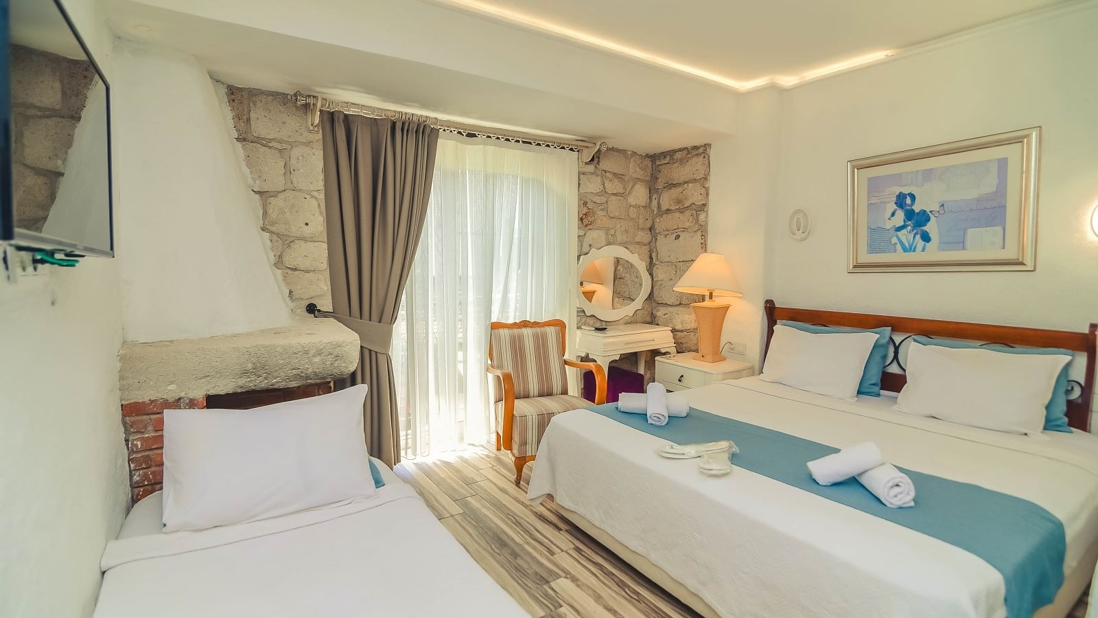 rooms-superior-uc-kisilik-oda-havuz-ve-bahce-manzarali