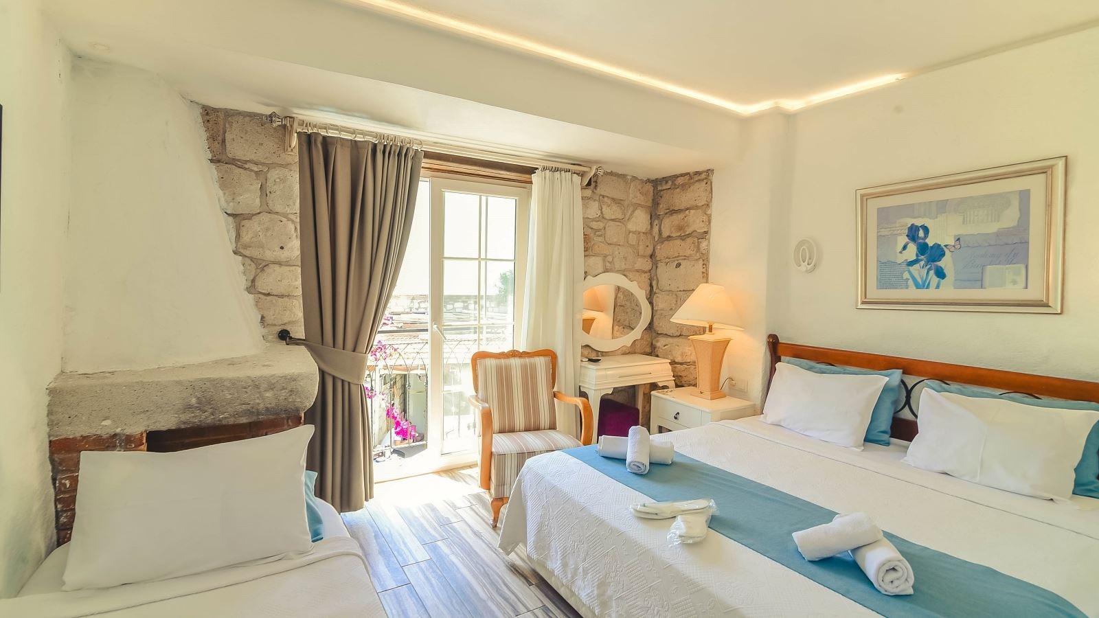 rooms-superior-uc-kisilik-oda-havuz-ve-bahce-manzarali