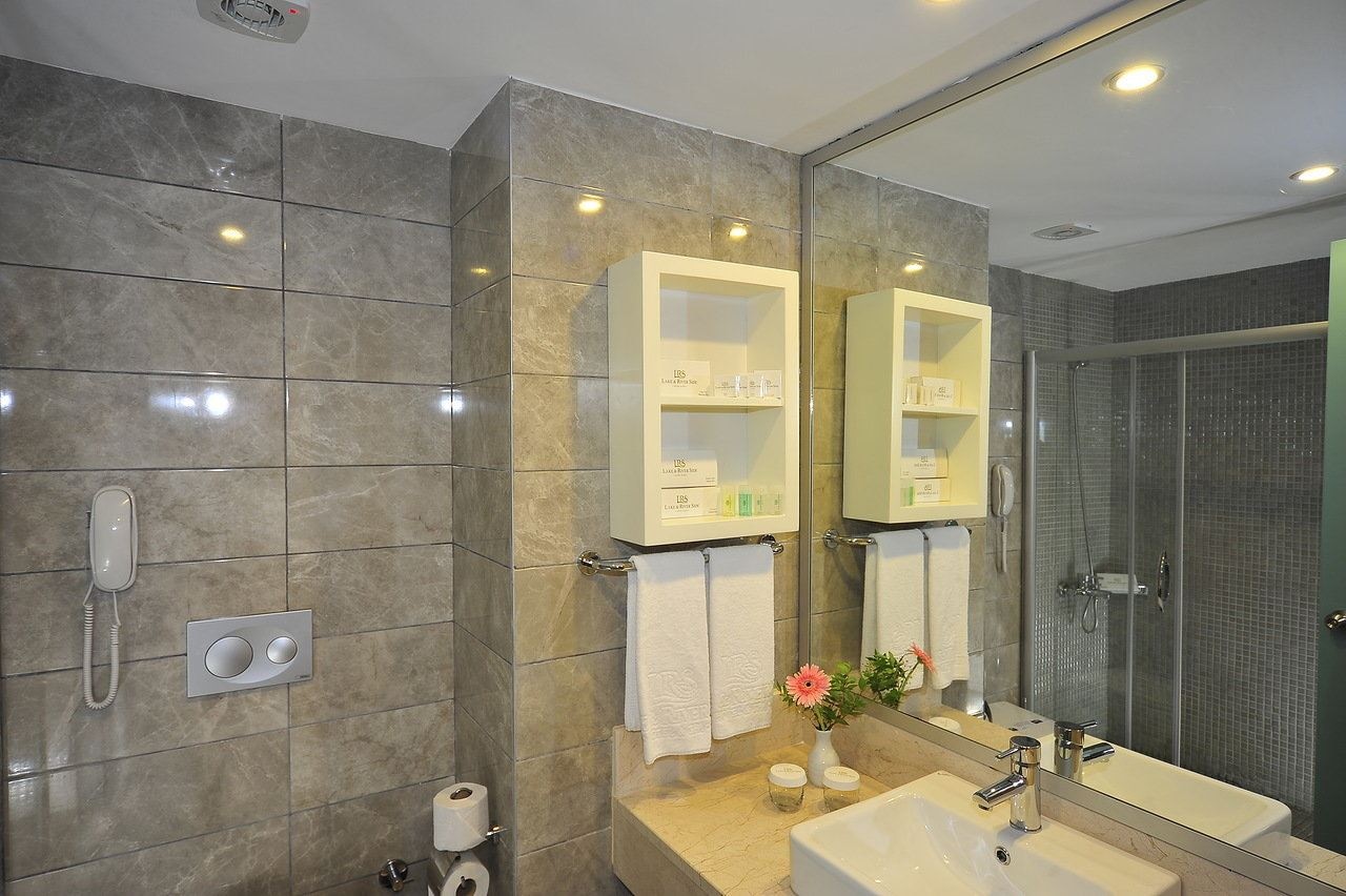 rooms-standard-room-pool-view