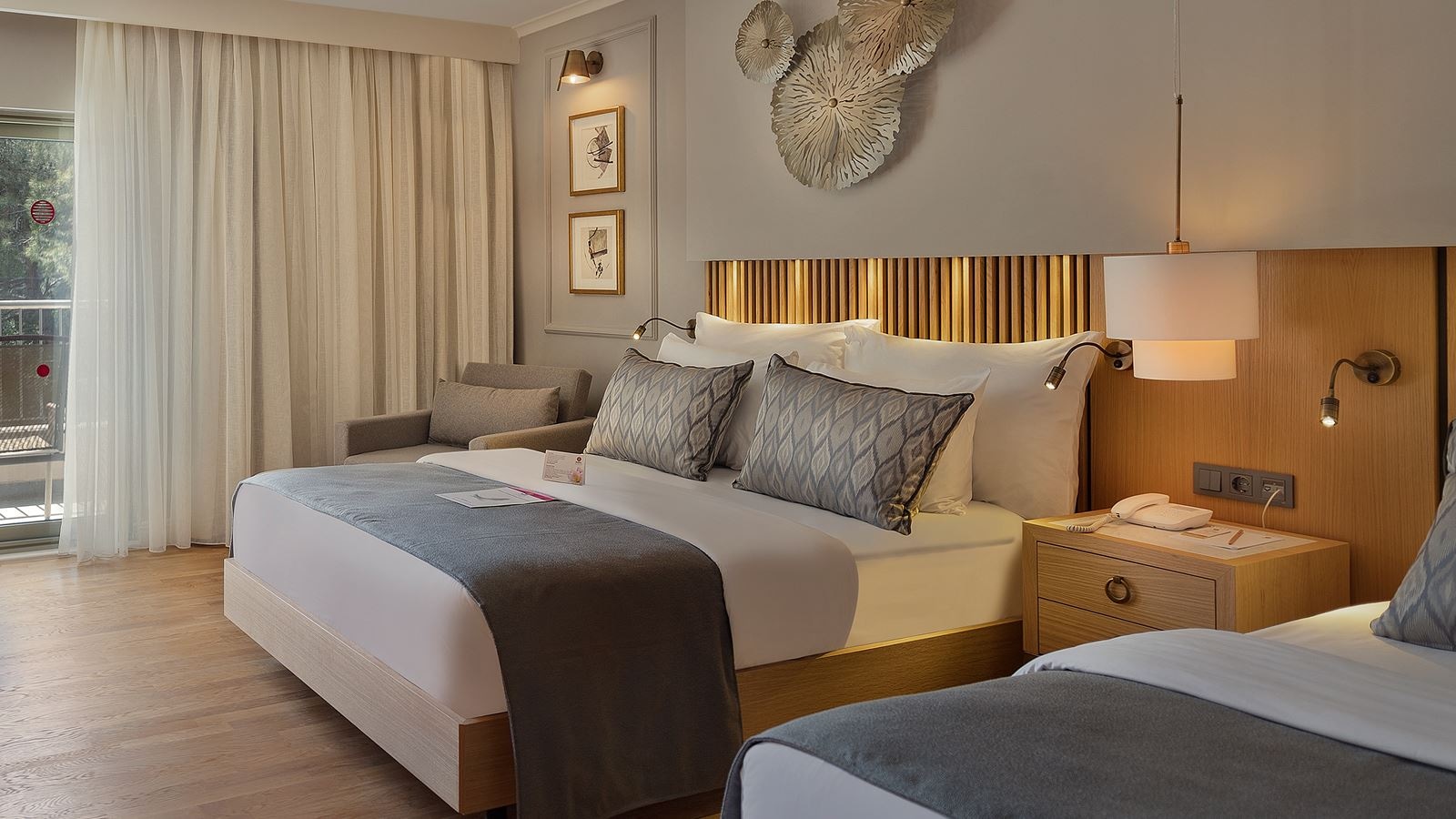 rooms-deluxe-room-with-jacuzzi-on-balcony