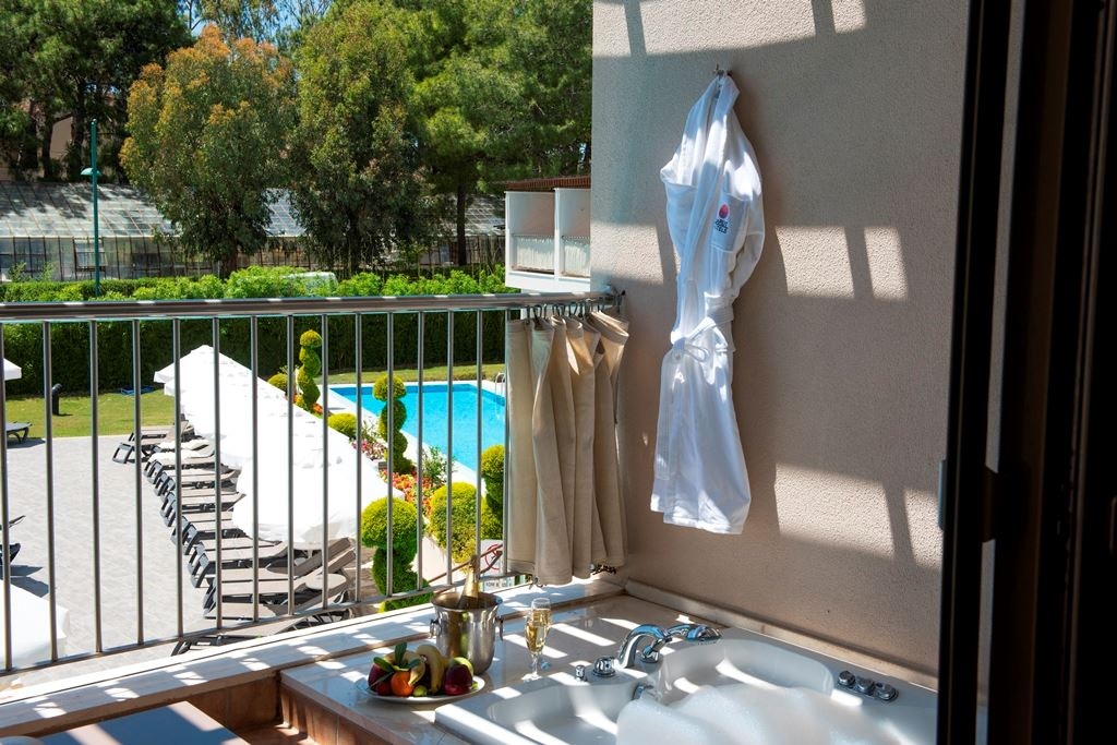 rooms-deluxe-room-with-jacuzzi-on-balcony