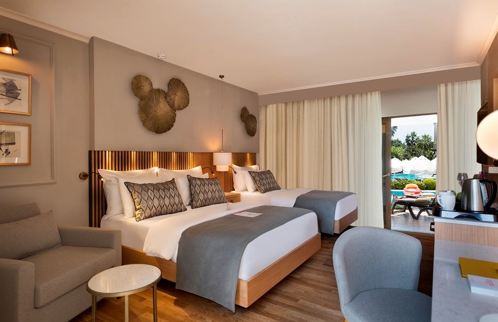 rooms-deluxe-room-swim-up