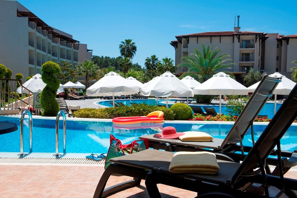 rooms-deluxe-room-swim-up