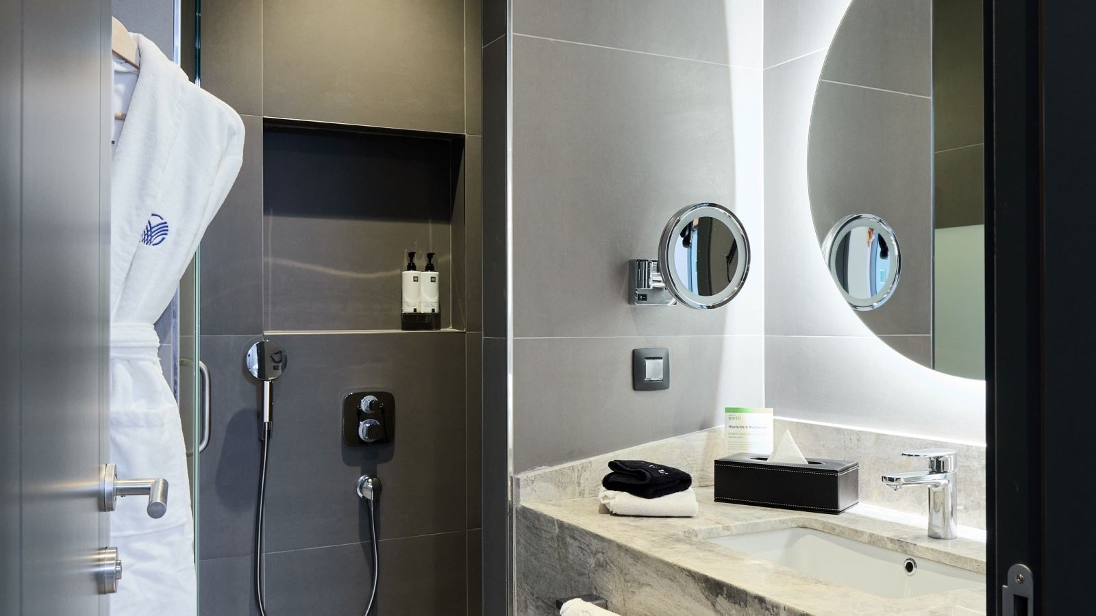 rooms-family-two-bedroom-suite