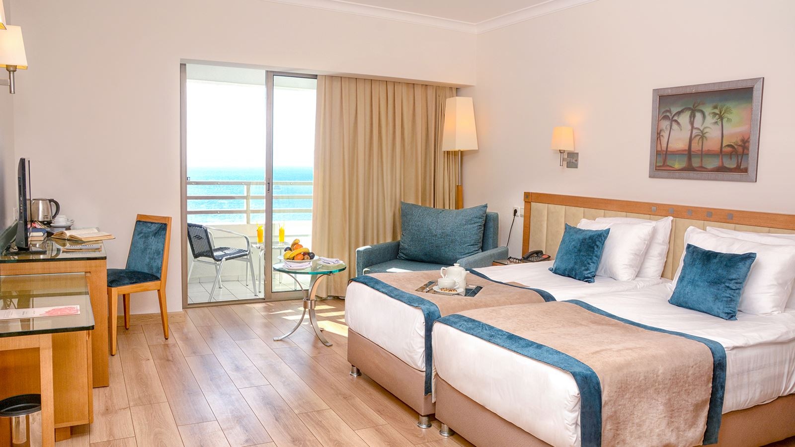rooms-large-room-seaview-balcony